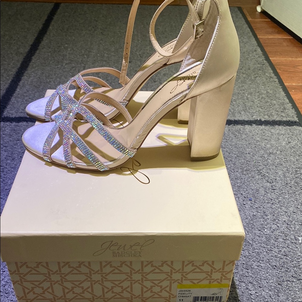 Jewel Badgley Mischka Women's Cream Heels